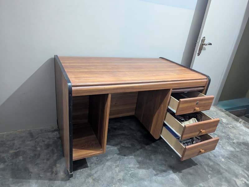 Computer table 0