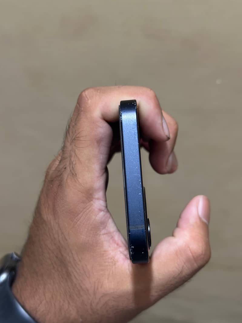Apple iPhone 12 4