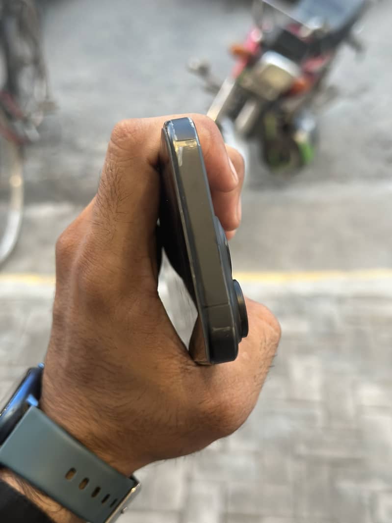Apple iPhone 15 Pro 3