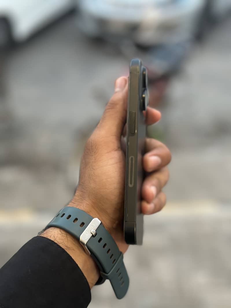 Apple iPhone 15 Pro 4