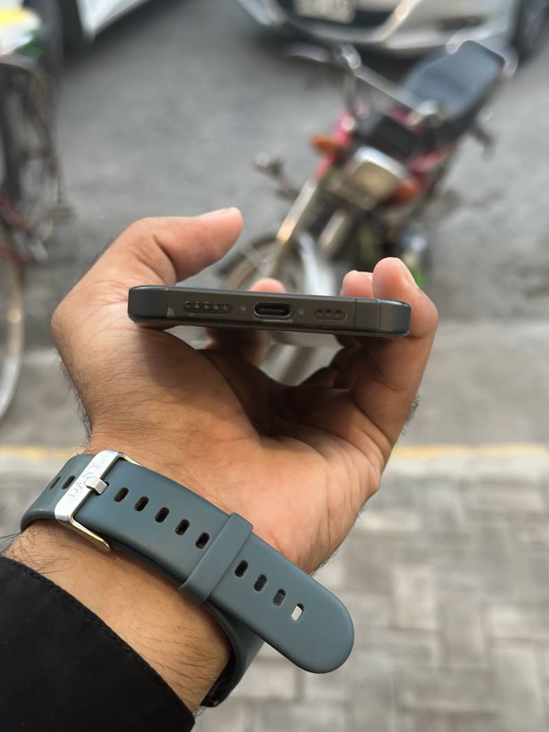 Apple iPhone 15 Pro 6