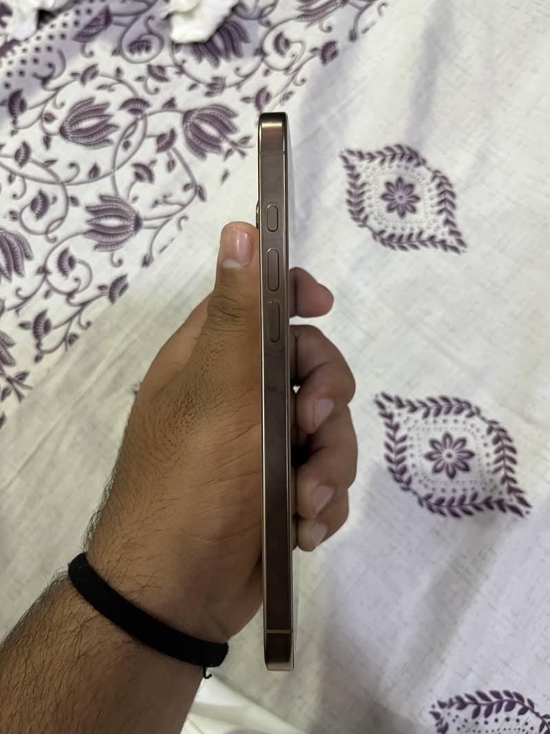 Apple iPhone 16 Pro Max 0