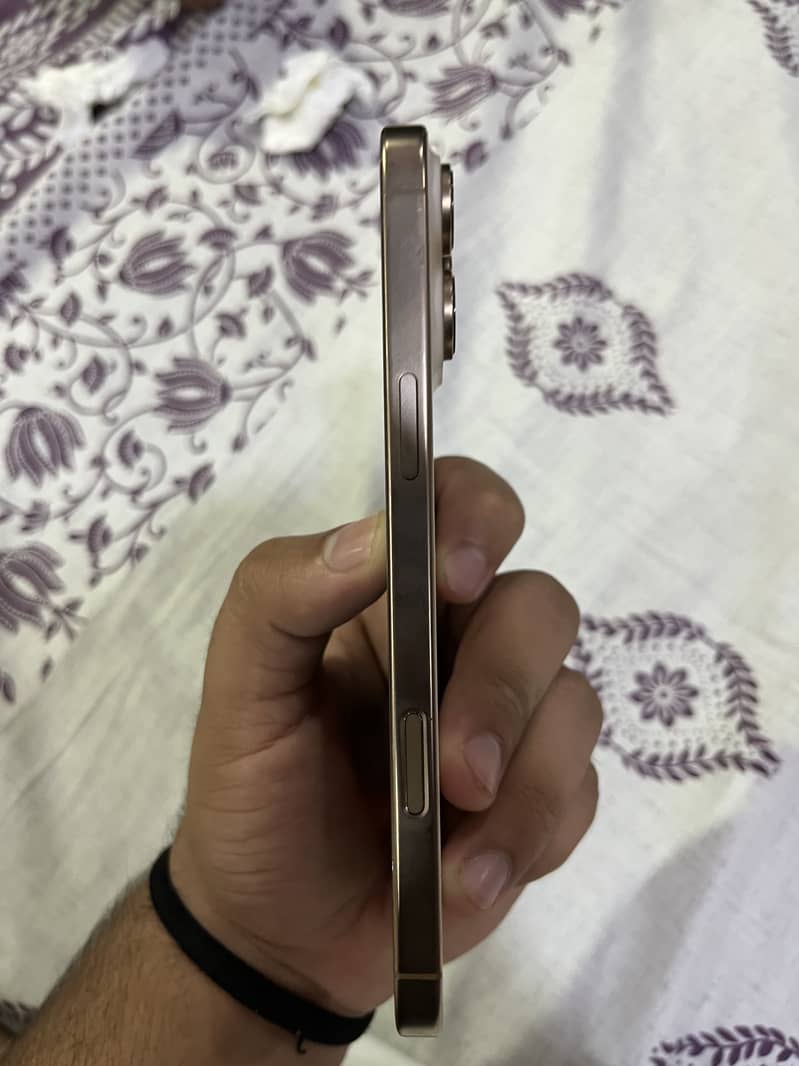 Apple iPhone 16 Pro Max 1