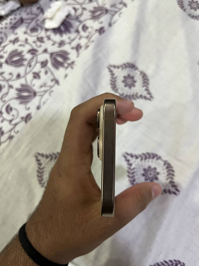 Apple iPhone 16 Pro Max 4