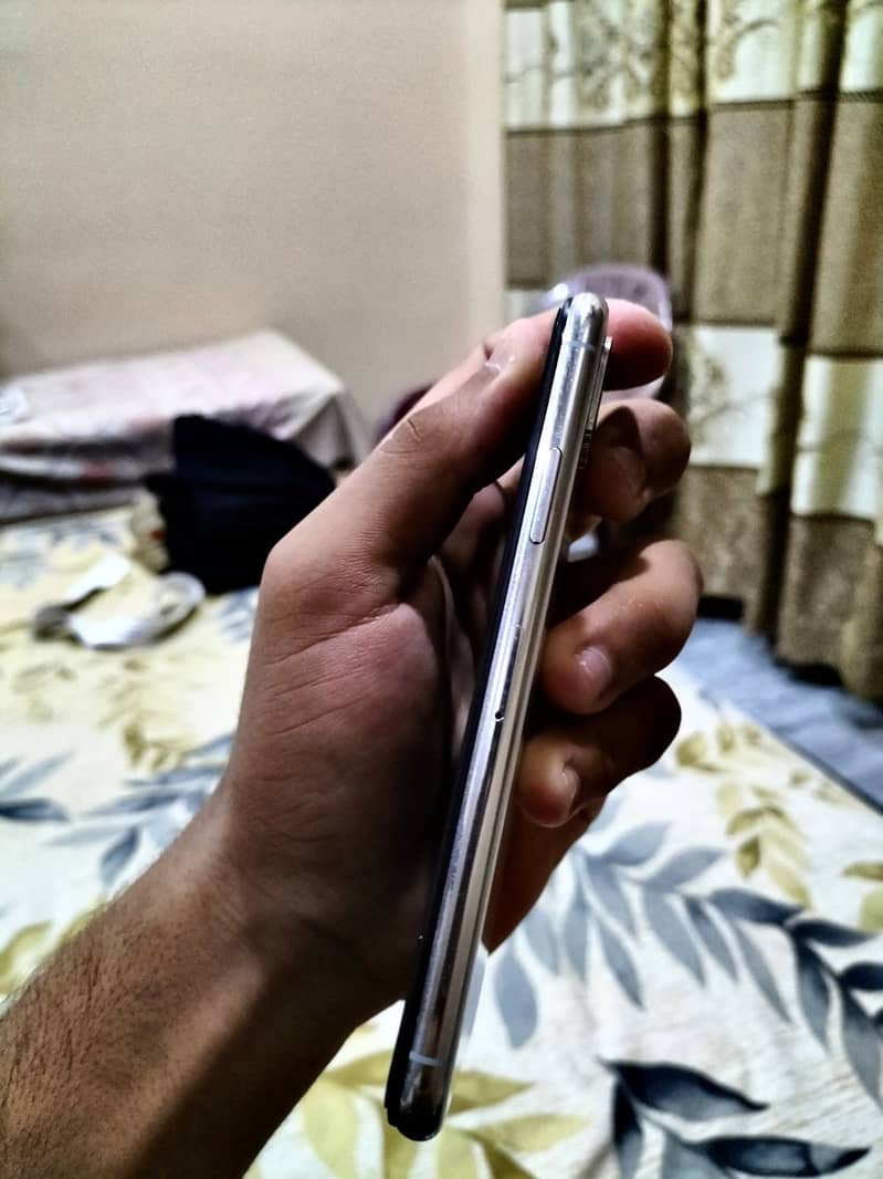 Apple iPhone XS 3