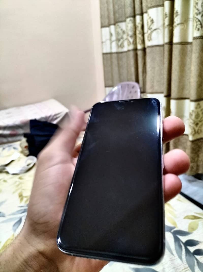 Apple iPhone XS 4