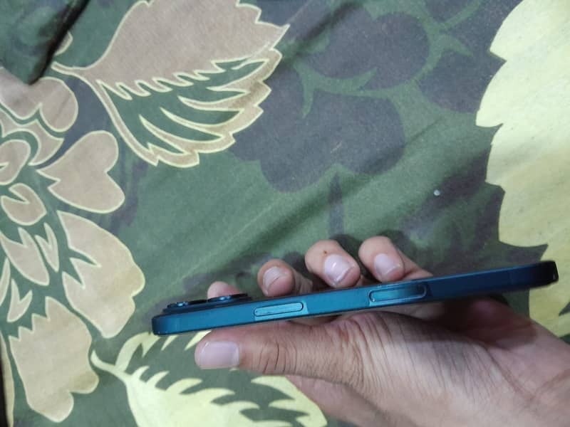 Apple iPhone 16 2