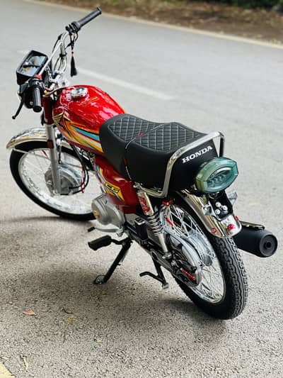 new bike h tyar hoa ha islmabad k num laga hoa h Full Double sman ma h