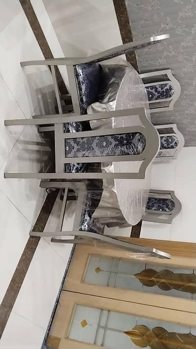 Dining table with 6 chairs,in a very good condition