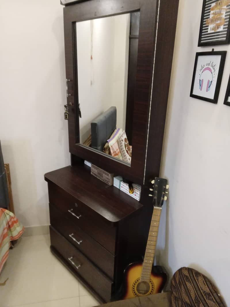 Single Bed & Dressing Table 2