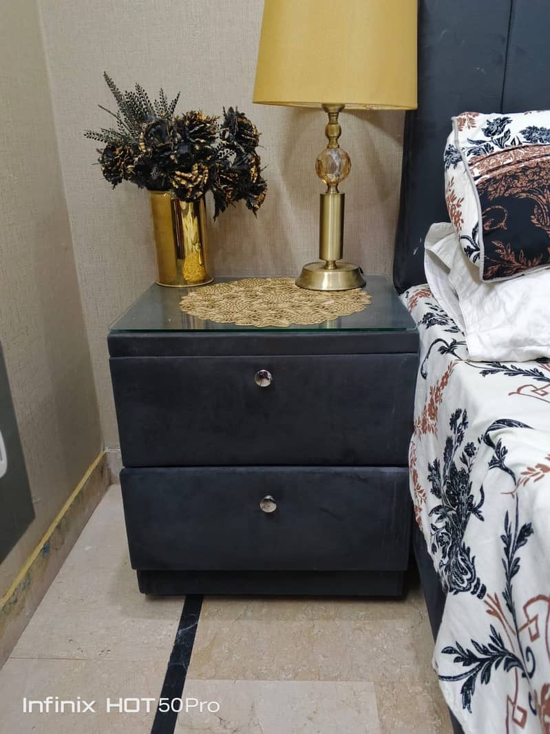 Bed with side tables 2