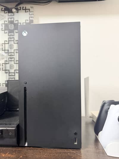 Xbox series x 1 tb with 3 controllers and games installed
