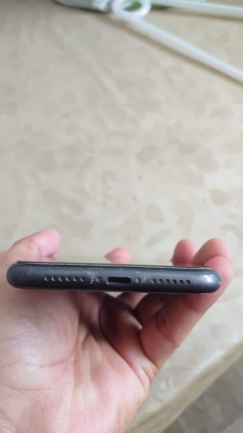 Apple iPhone 11 4