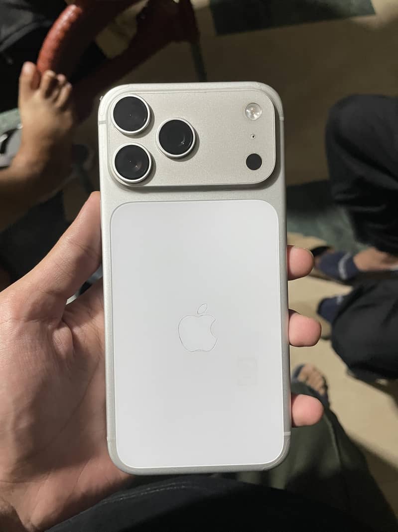 Apple iPhone 17 Pro Max 4