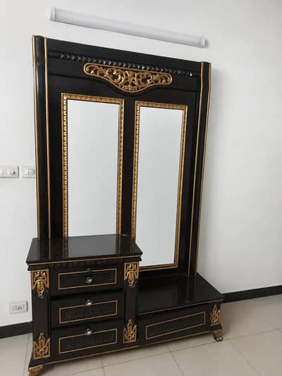 vanity table. double mirror