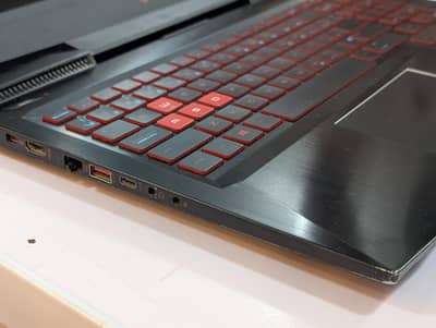 hp omen 15 gaming laptop Core i7 HQ 16gb Ram 256gb gtx 1050ti gpu