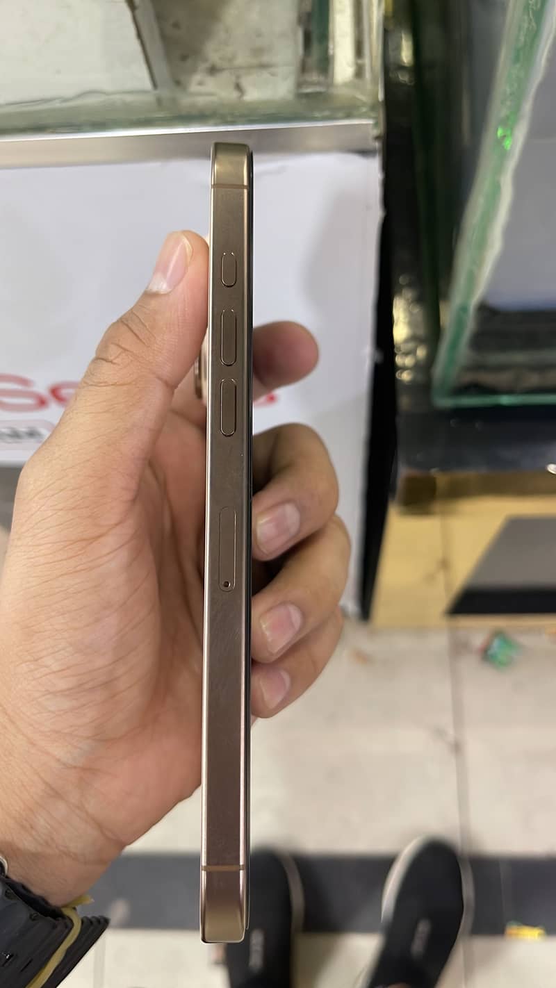 Apple iPhone 16 Pro Max 0