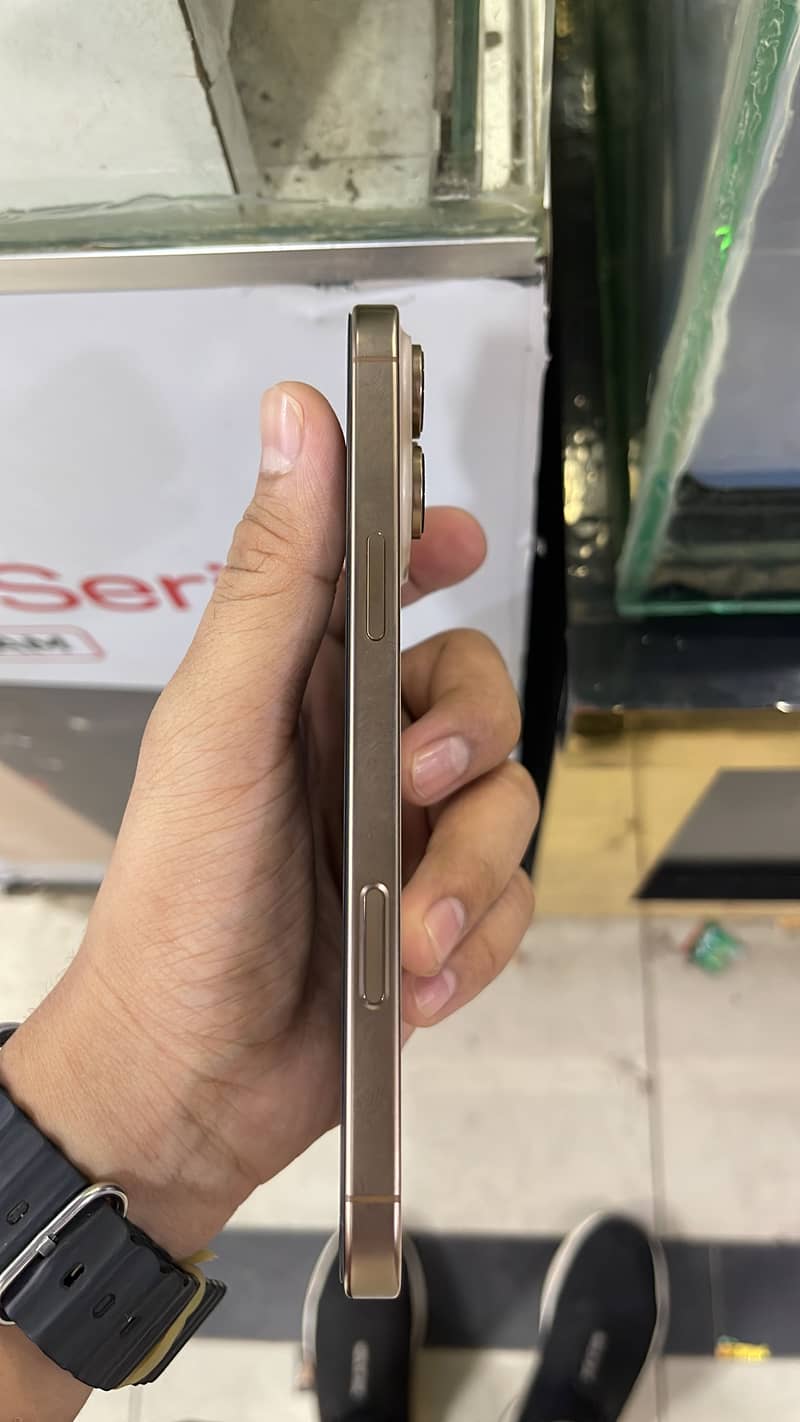 Apple iPhone 16 Pro Max 2