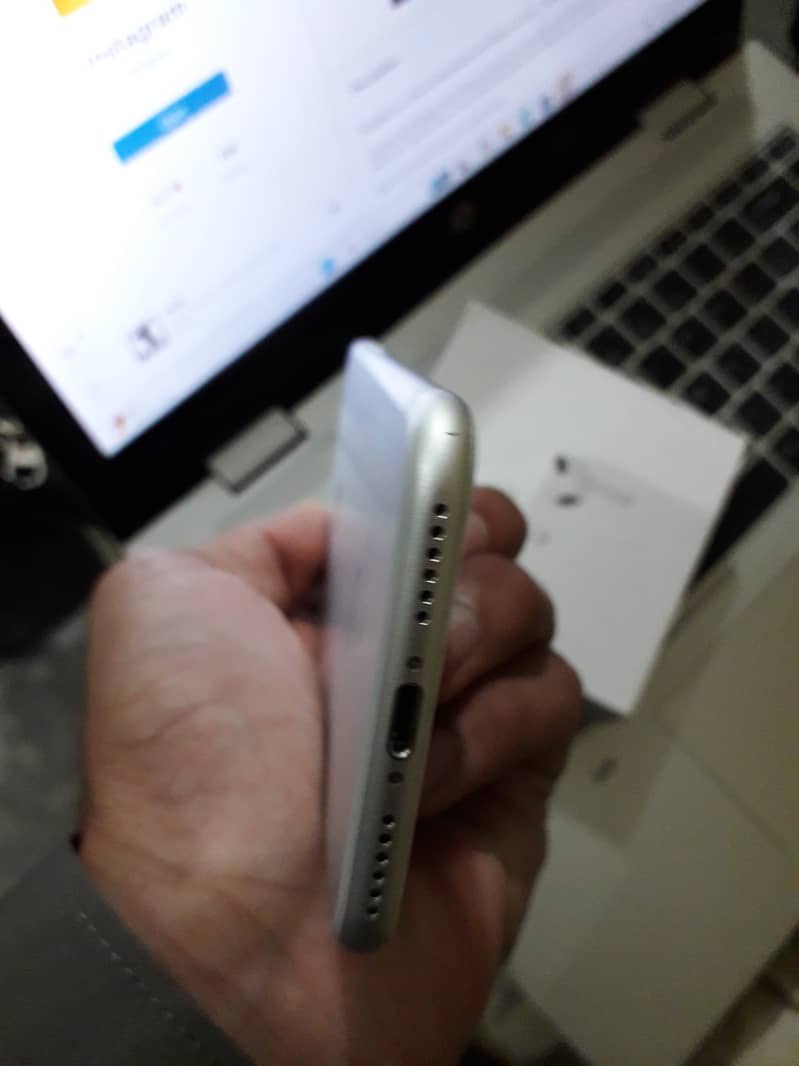 Apple iPhone 7 1