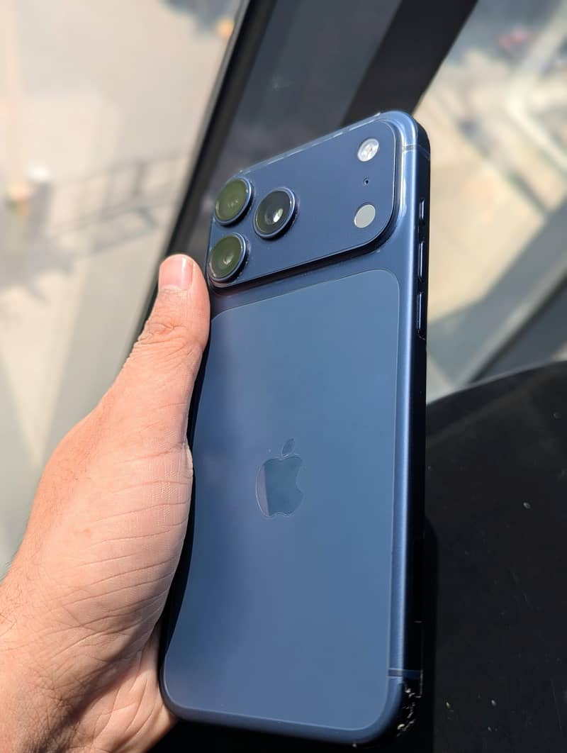 Apple iPhone 17 Pro Max 4