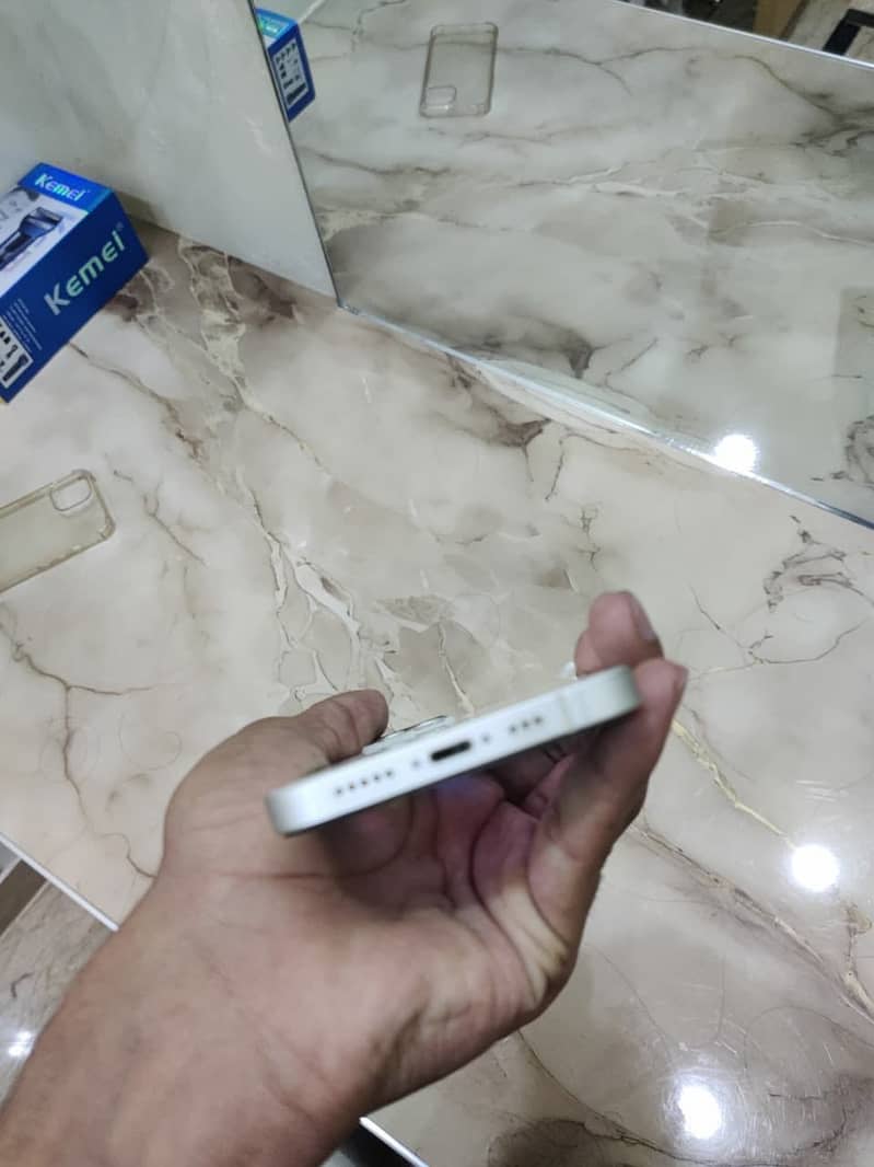 Apple iPhone 13 3