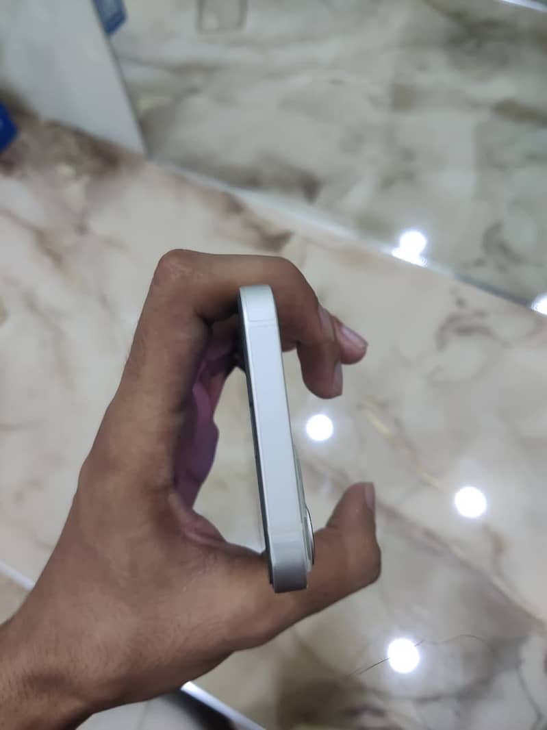Apple iPhone 13 4