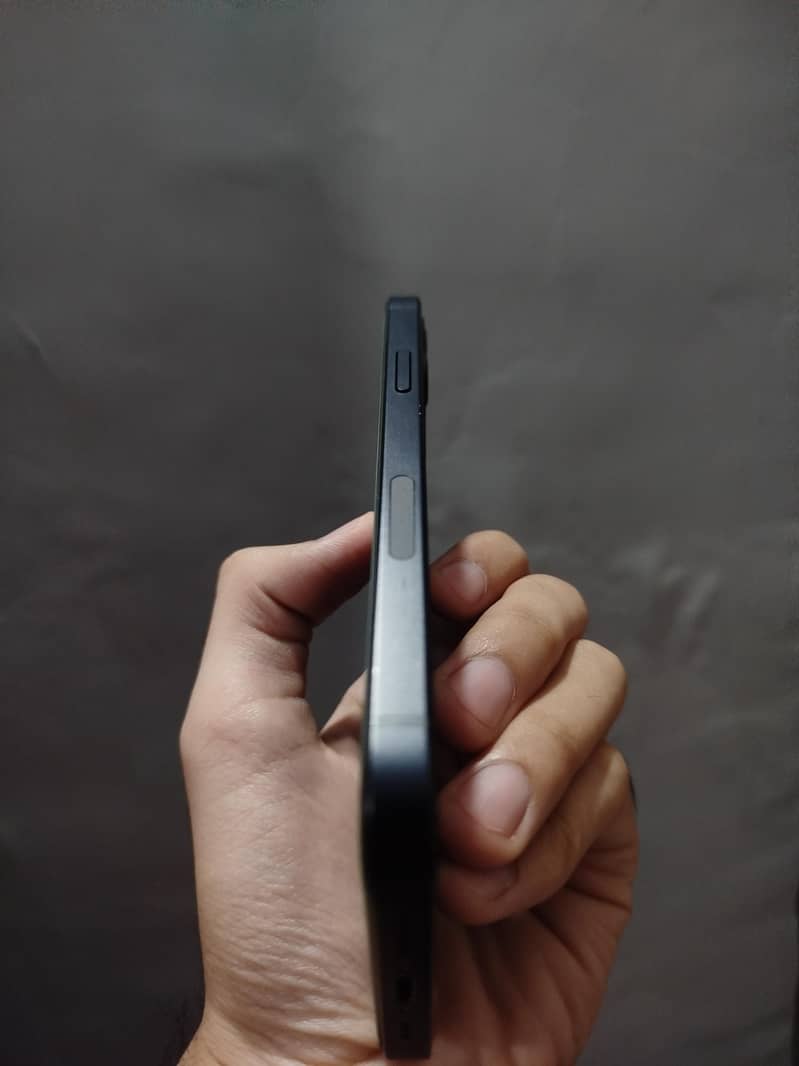 Apple iPhone 12 4
