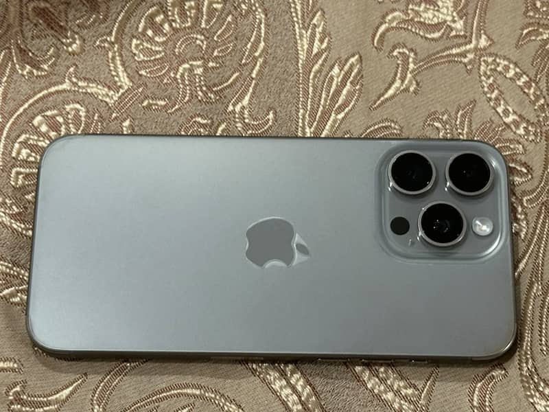 Apple iPhone 15 Pro Max 4