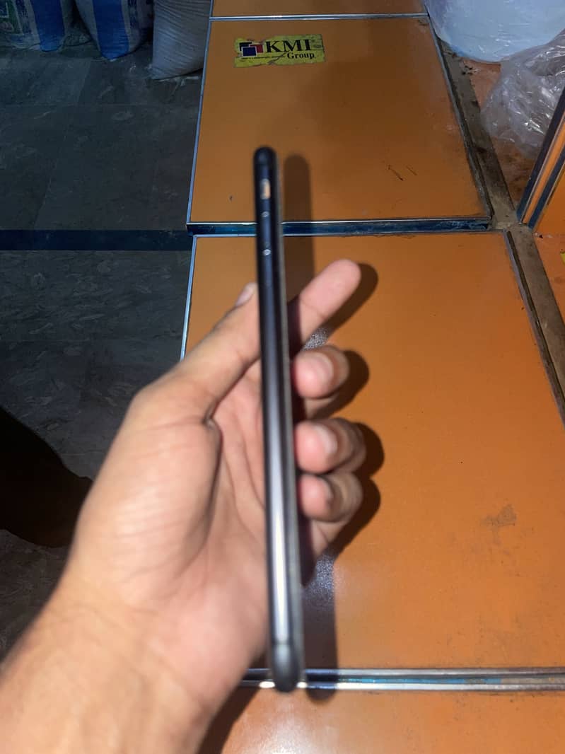 Apple iPhone 8 Plus 1