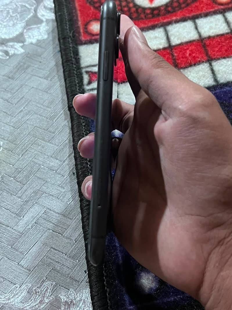 Apple iPhone 11 4
