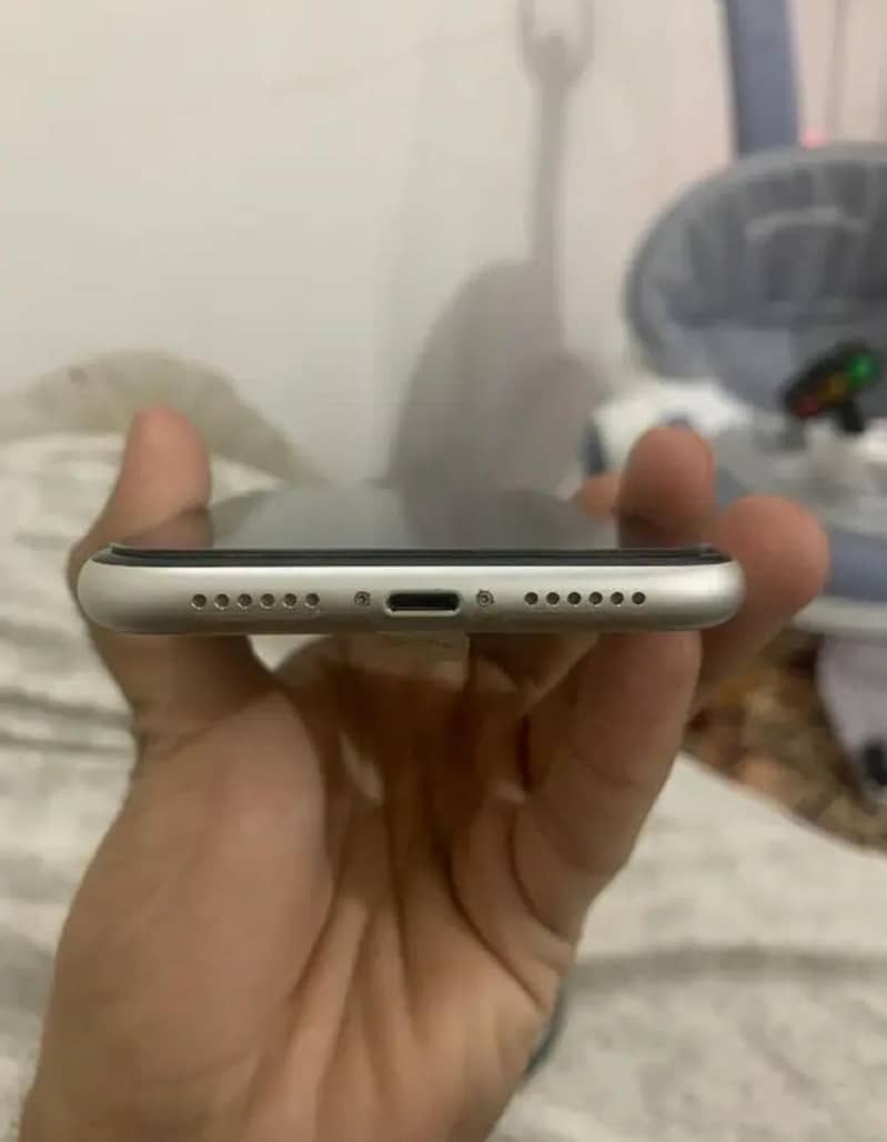 Apple iPhone 11 3