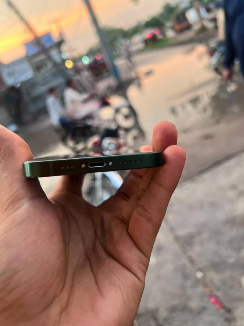 Apple iPhone 13 0
