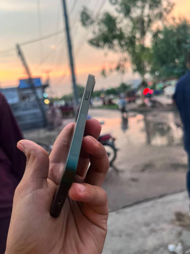 Apple iPhone 13 4