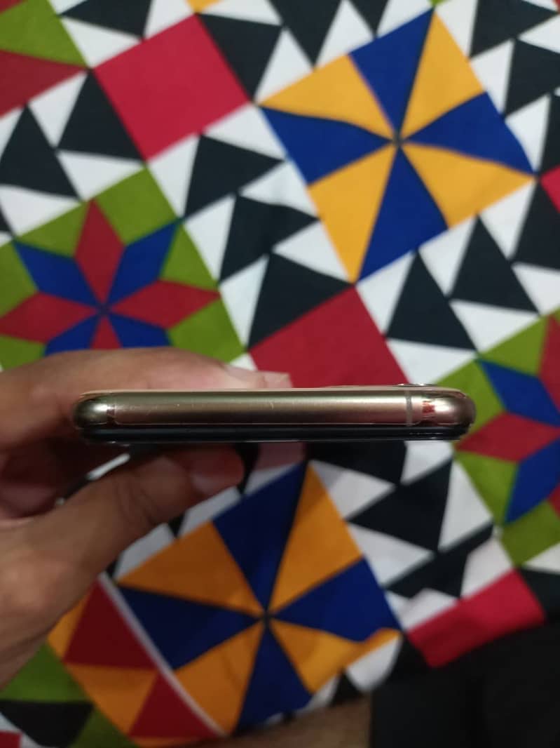 Apple iPhone 11 Pro Max 4