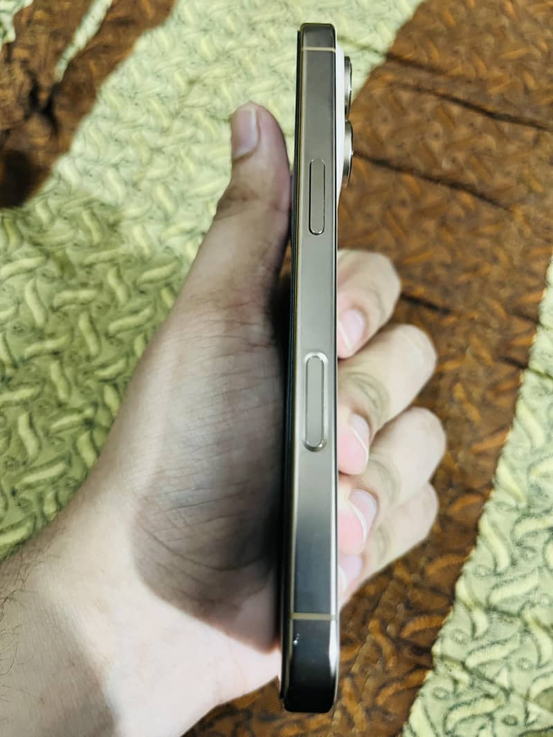 Apple iPhone 16 Pro 2