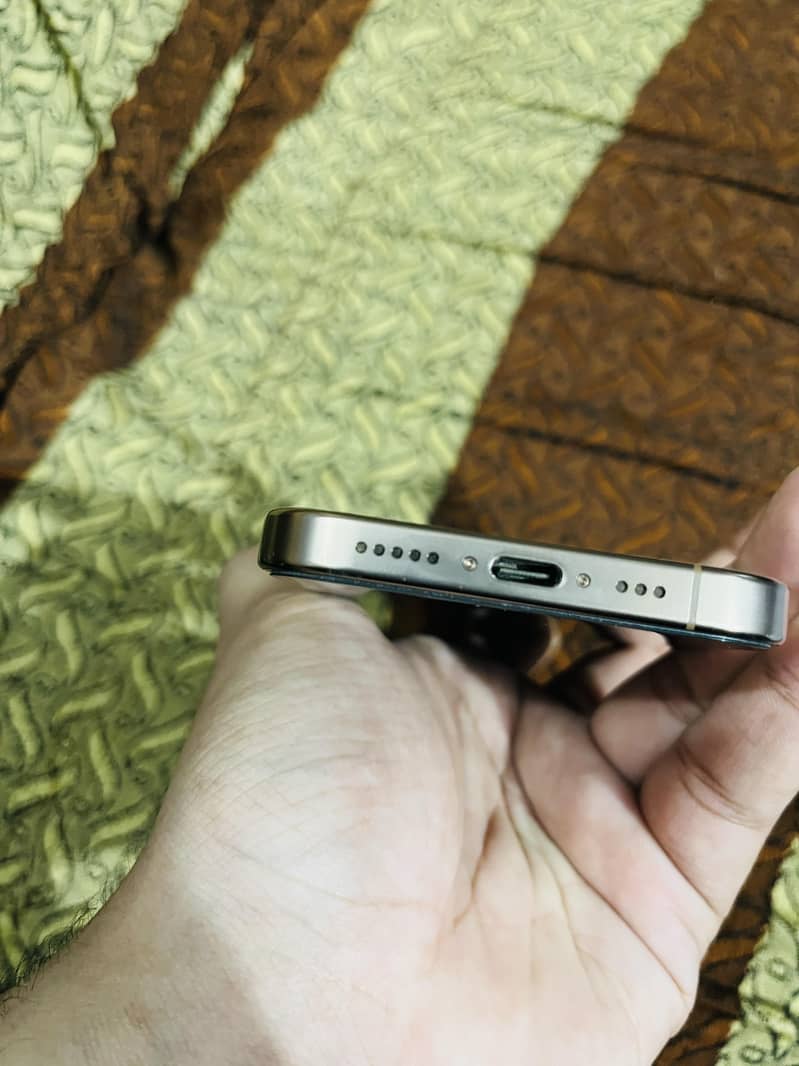 Apple iPhone 16 Pro 4