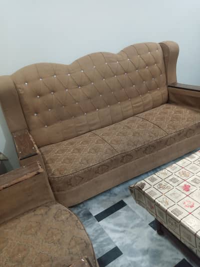 7 seetar sofa with three table for sale in good condithion