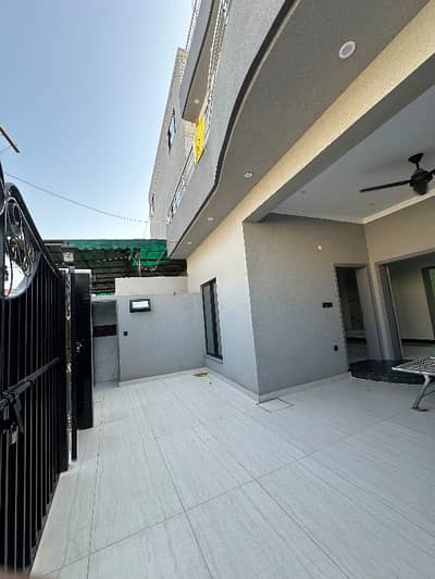5 Marla Brand New Luxury Modern Style Easy Bank Loan Approval All Original Picture attached With Direct Owner Available For Sale in Expo Center Johar Town Phase 2.