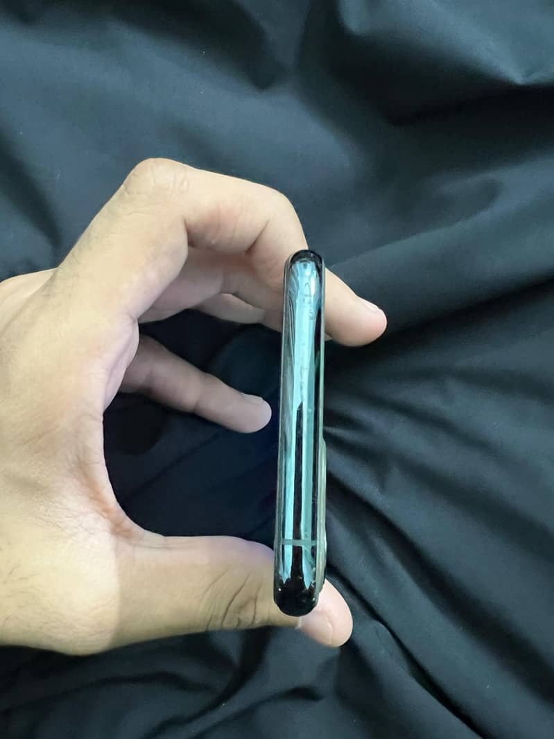 Apple iPhone 11 Pro 4