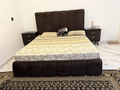Bed with 2 side tables and dressing table