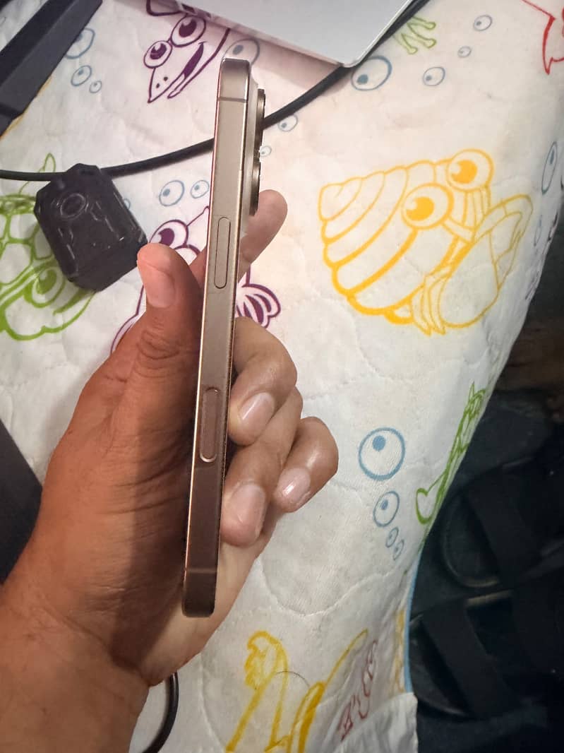 Apple iPhone 16 Pro 3