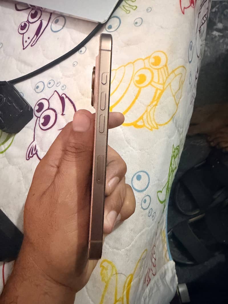 Apple iPhone 16 Pro 4
