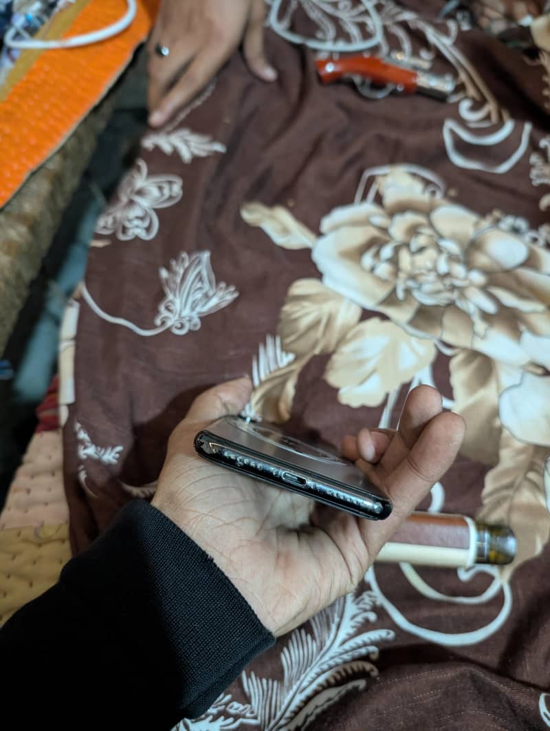 Apple iPhone X 4