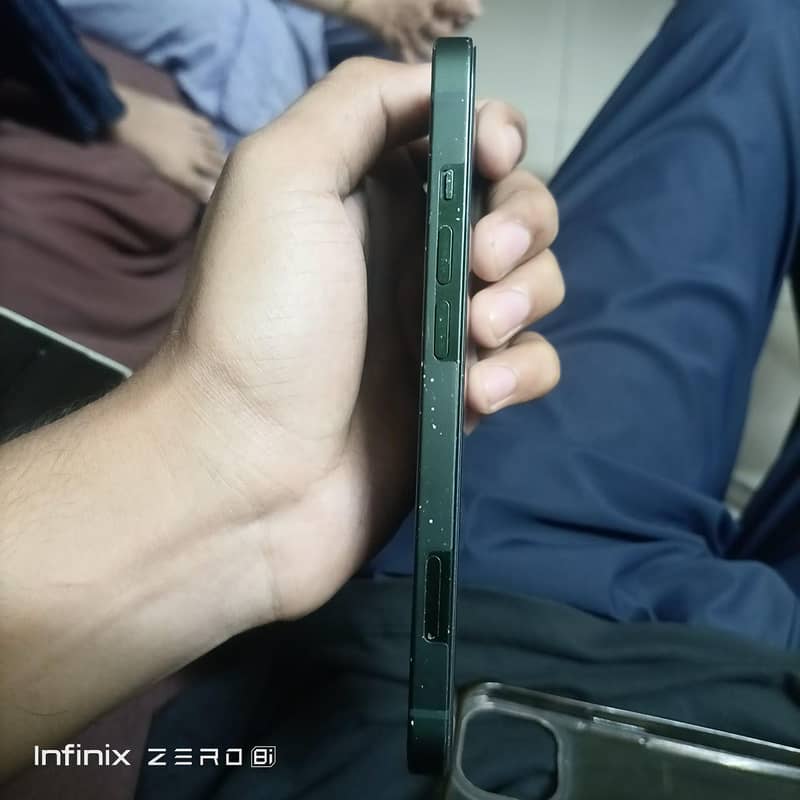 Apple iPhone 13 2