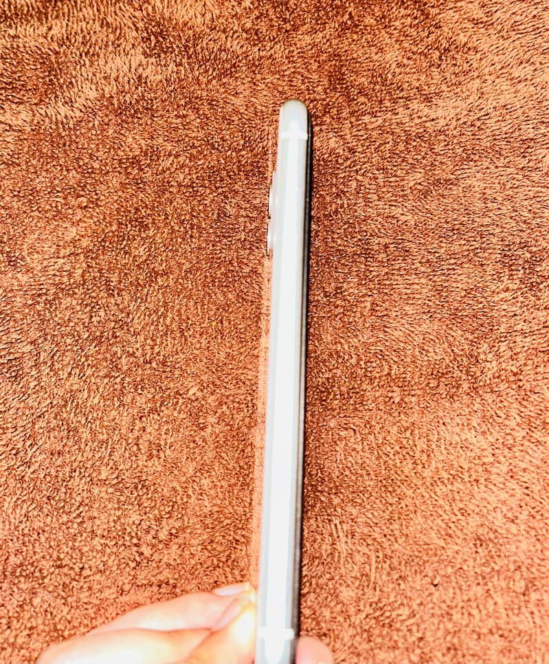 Apple iPhone 11 4