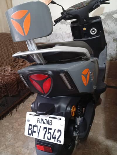 YADEA Scooty new condition 2025 model
