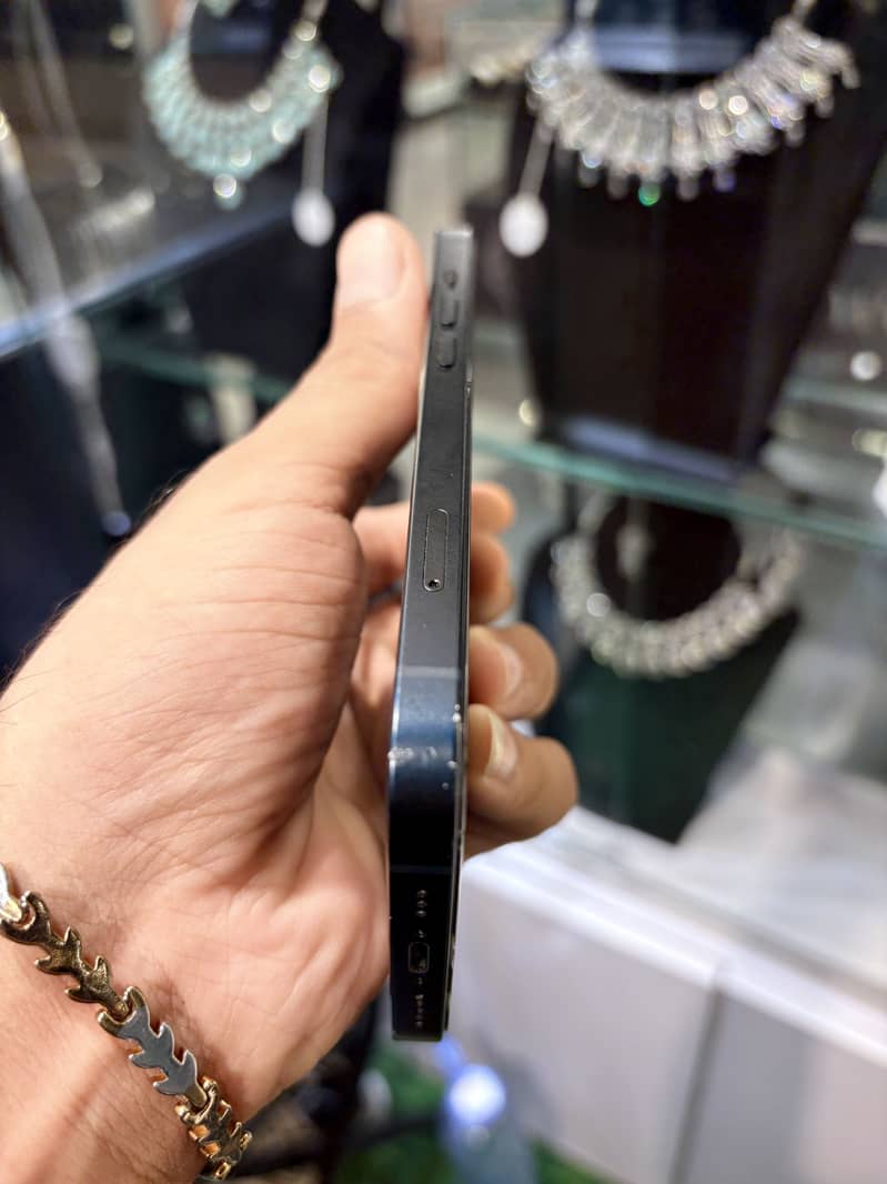Apple iPhone 13 4