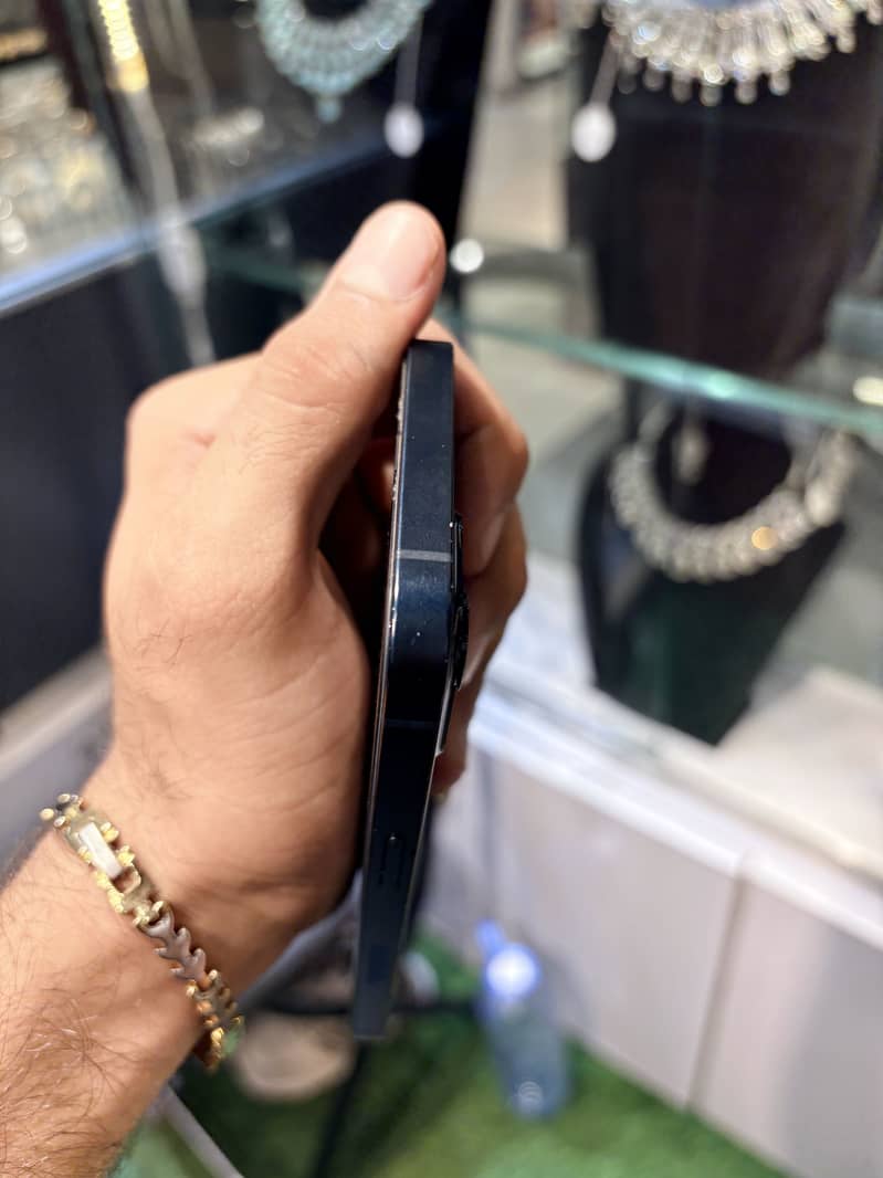 Apple iPhone 13 5