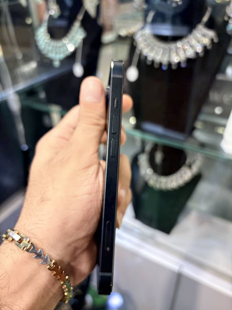 Apple iPhone 13 7