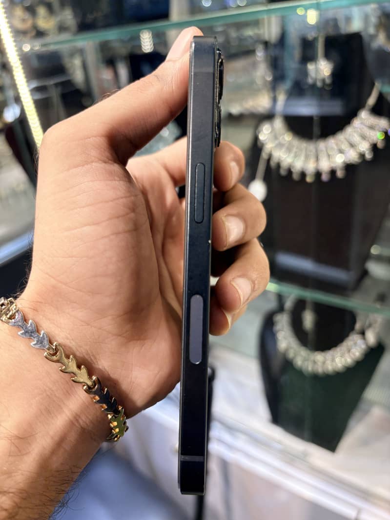 Apple iPhone 13 8
